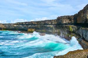 Onde turchesi che si infrangono alla base delle scogliere con vista sulle Isole Aran nel 2026