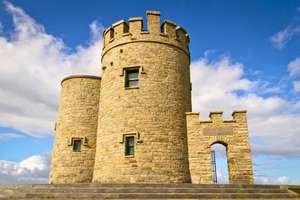 Vista architettonica ravvicinata della storica Torre di O'Brien contro un cielo azzurro nel 2026