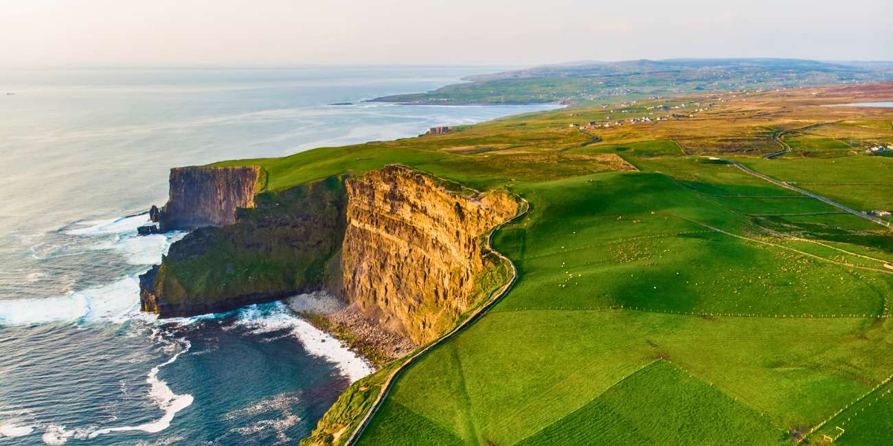 Vista aerea al tramonto del sentiero tortuoso e delle pareti rocciose verticali delle Scogliere di Moher – Escursionismo sulla Wild Atlantic Way nel 2026