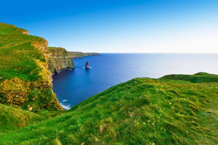 Vista panoramica degli strati verticali di scisto e arenaria che si ergono per 214 metri sull'Oceano Atlantico alle Scogliere di Moher – il punto di scoperta distintivo dell'Irlanda nel 2026